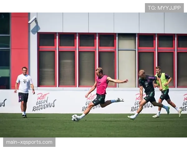 拜仁赛前训练：穆西亚拉单独进行恢复性训练，出战成疑